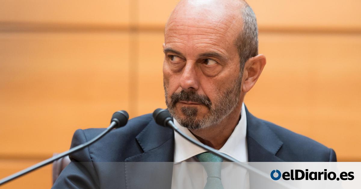 Las dimisiones por los currículums falsos desatan una riada de borrados y correcciones