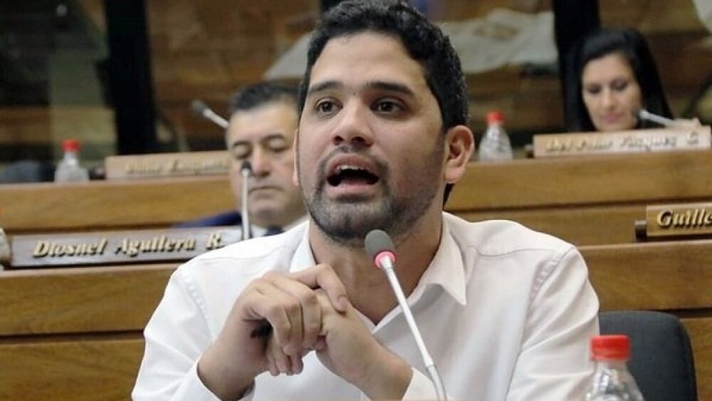 Raúl Benítez exige juicio oral contra Hernán Rivas por uso de título falso